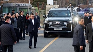 Yoon Suk Yeol, o presidente sul-coreano que foi afastado, cumprimenta os seus apoiantes depois de ter saído de um centro de detenção em Uiwang