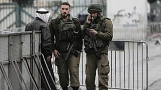 جنود إسرائيليون يدققون في هوية فلسطيني عند حاجز في بيت لحم خلال توجهه إلى الأقصى لصلاة الجمعة الأولى من رمضان، 7 آذار/مارس 2025.