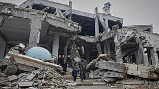 Filistinliler, İsrail ordusunun saldırılarında hasar gören İmam Şafi Camii'nde Ramazan ayının ilk Cuma namazını kıldı.