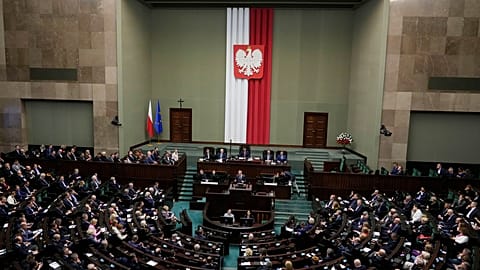 Ο πρωθυπουργός της Πολωνίας Ντόναλντ Τουσκ μιλάει στο Sejm, την κάτω βουλή του κοινοβουλίου, στις 7 Μαρτίου 2025, στη Βαρσοβία, Πολωνία.