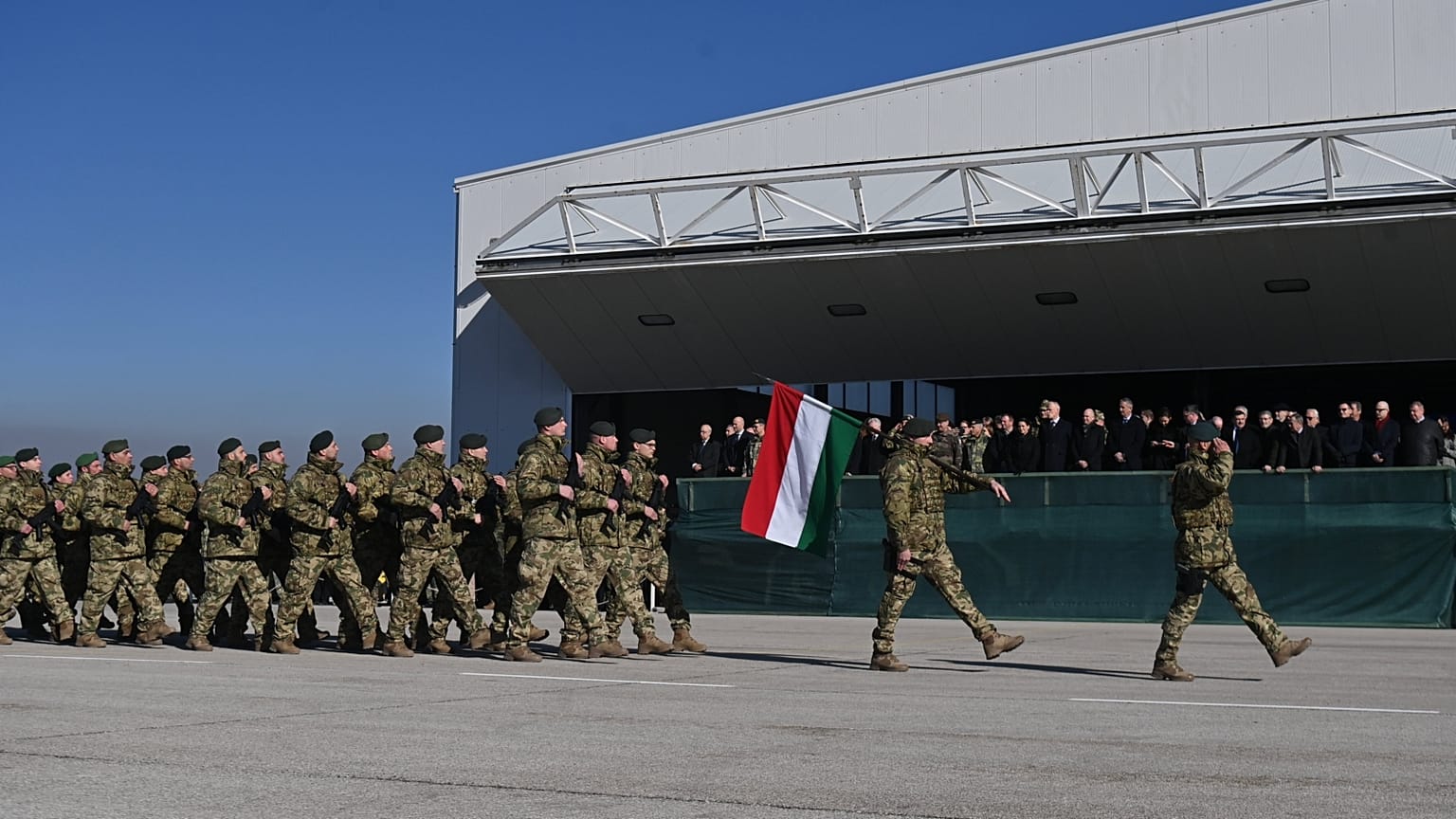 EUFOR-katonák parádéja tavaly januárban a Szarajevó melletti Butmir katonai táborban 