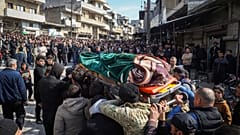 Trauerzug für vier Angehörige der syrischen Sicherheitsorgane, die bei Zusammenstößen mit Anhängern des gestürzten Präsidenten Bashar Assad getötet wurden