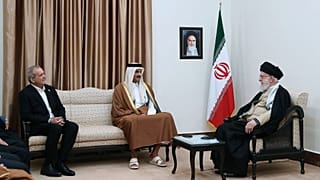 امیر قطر در دیدار با رهبر ایران در کنار پزشکیان