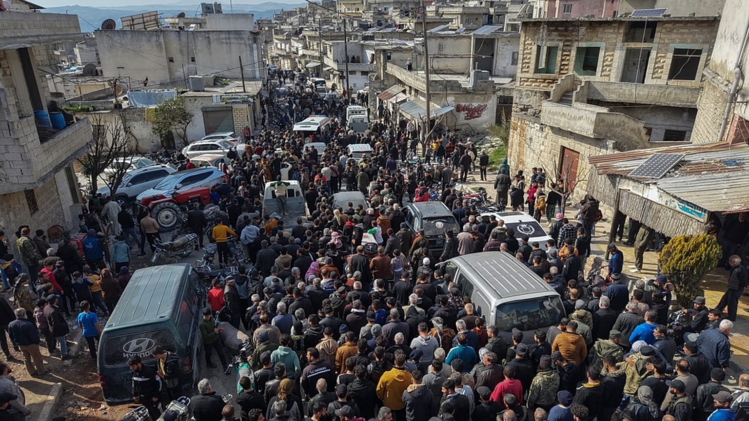 Cortège funèbre à Al-Janoudiya pour quatre membres des forces de sécurité syriennes tués dans des affrontements avec les loyalistes de Bachar al-Assad, samedi 8 mars 2025.