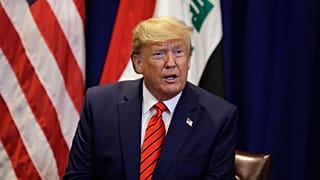 عکس آرشیوی از دیدار دونالد ترامپ با پرچم‌های آمریکا و عراق در دیدار با رئیس جمهوری وقت عراق در سال ۲۰۱۹