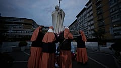 Freiras em oração em frente à policlínica Gemelli