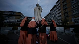 Apácák imádkoznak a római Gemelli poliklinika előtt