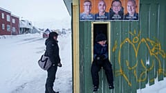 Wahlplakate in Nuuk, 8. März 2025