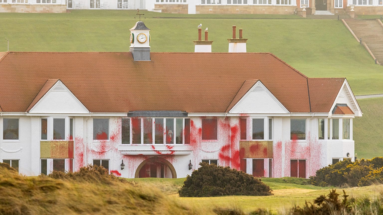 ABD Başkanı Donald Trump'ın İskoçya'daki Trump Turnberry golf sahası ve otelinin bulunduğu arazide yapılan Filistin yanlısı eylem, 8 Mart 2025.