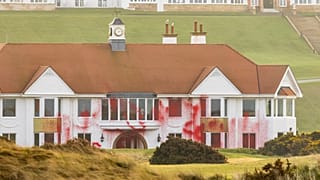 ABD Başkanı Donald Trump'ın İskoçya'daki Trump Turnberry golf sahası ve otelinin bulunduğu arazide yapılan Filistin yanlısı eylem, 8 Mart 2025.