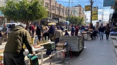 Puestos de venta de alimentos en la ciudad de Deir al-Balah, en el centro de Gaza, el 7 de marzo de 2025.
