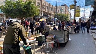 Puestos de venta de alimentos en la ciudad de Deir al-Balah, en el centro de Gaza, el 7 de marzo de 2025.