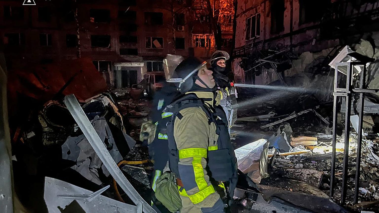 Συνεργεία έκτακτης ανάγκης επιχειρούν μετά από ρωσικό χτύπημα στο Ντόνετσκ στα υπό ουκρανικό έλεγχο εδάφη