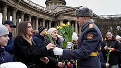 Soldaten gratulieren Frauen zum 8. März, St. Petersburg, 8. März 2025