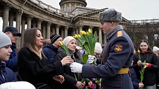 Солдаты поздравляют женщин с праздником 8 Марта, Санкт-Петербург, 8 марта 2025