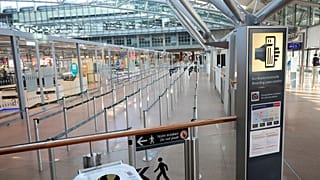 Gähnende Leere statt Ferienbetrieb vor den Sicherheitskontrollen am Hamburger Flughafen an diesem Sonntag. 9. März 2025