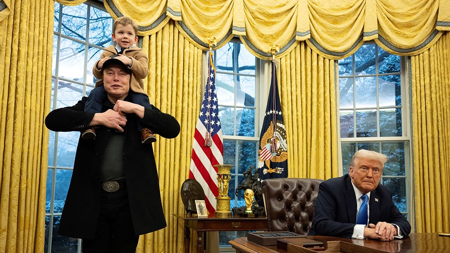 (1) Musk és fia (2) Donald Trump elnök az ovális irodában, 2025 február 12.