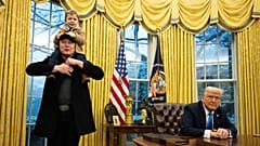 (1) Musk és fia (2) Donald Trump elnök az ovális irodában, 2025 február 12.