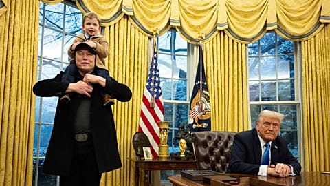 (1) Musk és fia (2) Donald Trump elnök az ovális irodában, 2025 február 12.