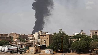 Dym unosi się nad Chartumem, Sudan, 26 września 2024 r