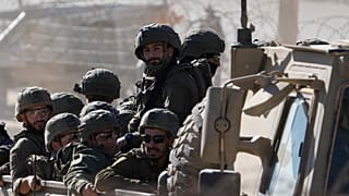 جنود إسرائيليون داخل مركبة مدرعة، يوم الأربعاء، 18 كانون الأول/ ديسمبر 2024. 