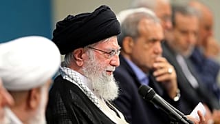 علی خامنه‌ای، رهبر ایران و پزشکیان، رئیس جمهوری ایران و سایر مقامات