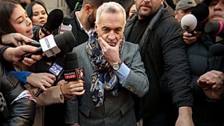 DATEI: Calin Georgescu gestikuliert beim Verlassen eines Bezirksgerichts in Bukarest, 5. März 2025