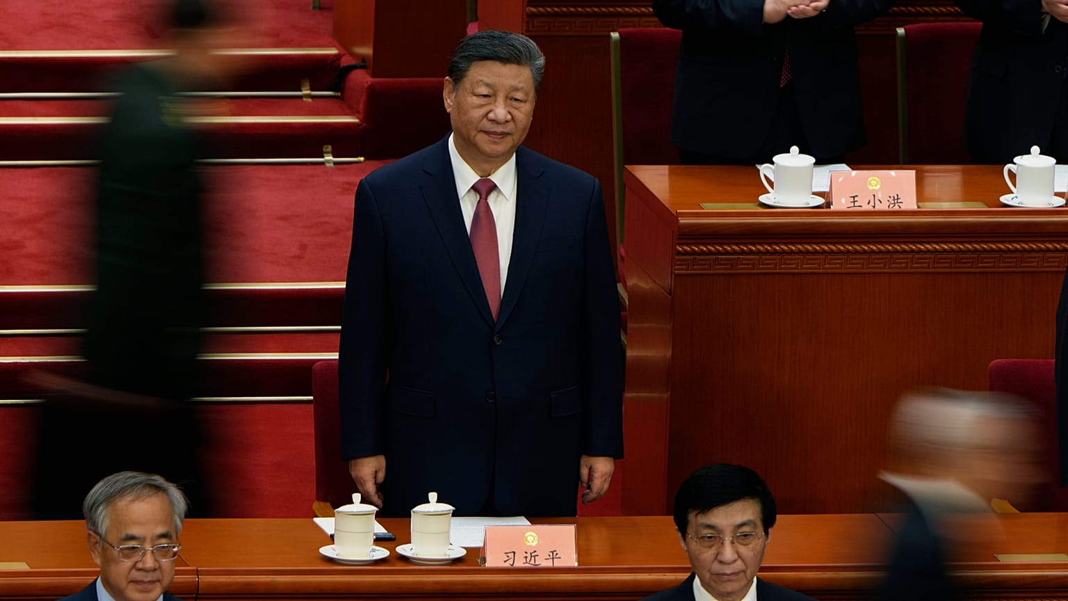 El presidente chino, Xi Jinping, llega a la ceremonia de clausura de la Conferencia Consultiva Política del Pueblo Chino celebrada en el Gran Salón del Pueblo de Pekín.
