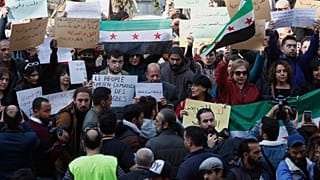 Aktivisták tiltakoznak a szíriai Damaszkuszban, Szíria tengerparti régiójában a közelmúltban történt erőszakhullám és felekezeti támadások ellen 2025. március 9-én, vasárnap.