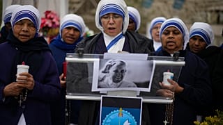 Молитва у больницы Джемелли, где находится папа Франциск.  9 марта 2025 года