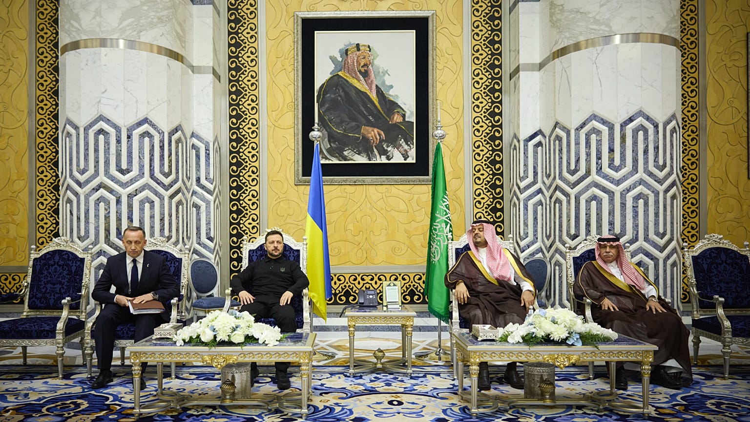 El presidente Zelenski se reúne con autoridades de Arabia Saudí este lunes en Riad antes de sus conversaciones en Yeda el martes con una delegación estadounidense.