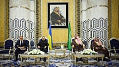 El presidente Zelenski se reúne con autoridades de Arabia Saudí este lunes en Riad antes de sus conversaciones en Yeda el martes con una delegación estadounidense.