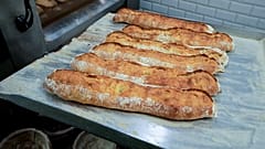 Baguette - das Grundnahrungsmittel in Frankreich und meist in Papier oder Papiertüten verkauft