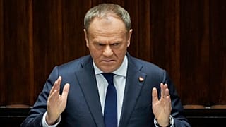 Der polnische Premierminister Donald Tusk spricht im Sejm, dem Unterhaus des Parlaments, in Warschau, Polen, am Freitag, den 7. März 2025.