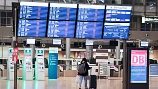 Um ecrã no terminal 1 do aeroporto de Hamburgo, na Alemanha, mostra que todas as partidas foram canceladas na segunda-feira, 10 de março.
