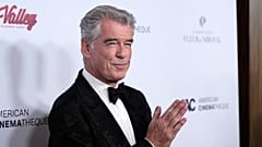 Pierce Brosnan 37. Amerikan Sinematek Ödülleri'nde, Beverly Hilton, 15 Şubat 2024.