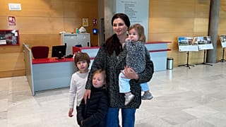 Una refugiada ucraniana en Madrid junto a sus tres hijos. 