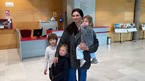 Une réfugiée ukrainienne à Madrid avec ses trois enfants. 