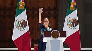La Presidente Claudia Sheinbaum durante una manifestazione per accogliere la decisione del Presidente degli Stati Uniti Donald Trump di rinviare i dazi sulle merci messicane. Zocalo, Città del Messico. 9 marzo 2025.