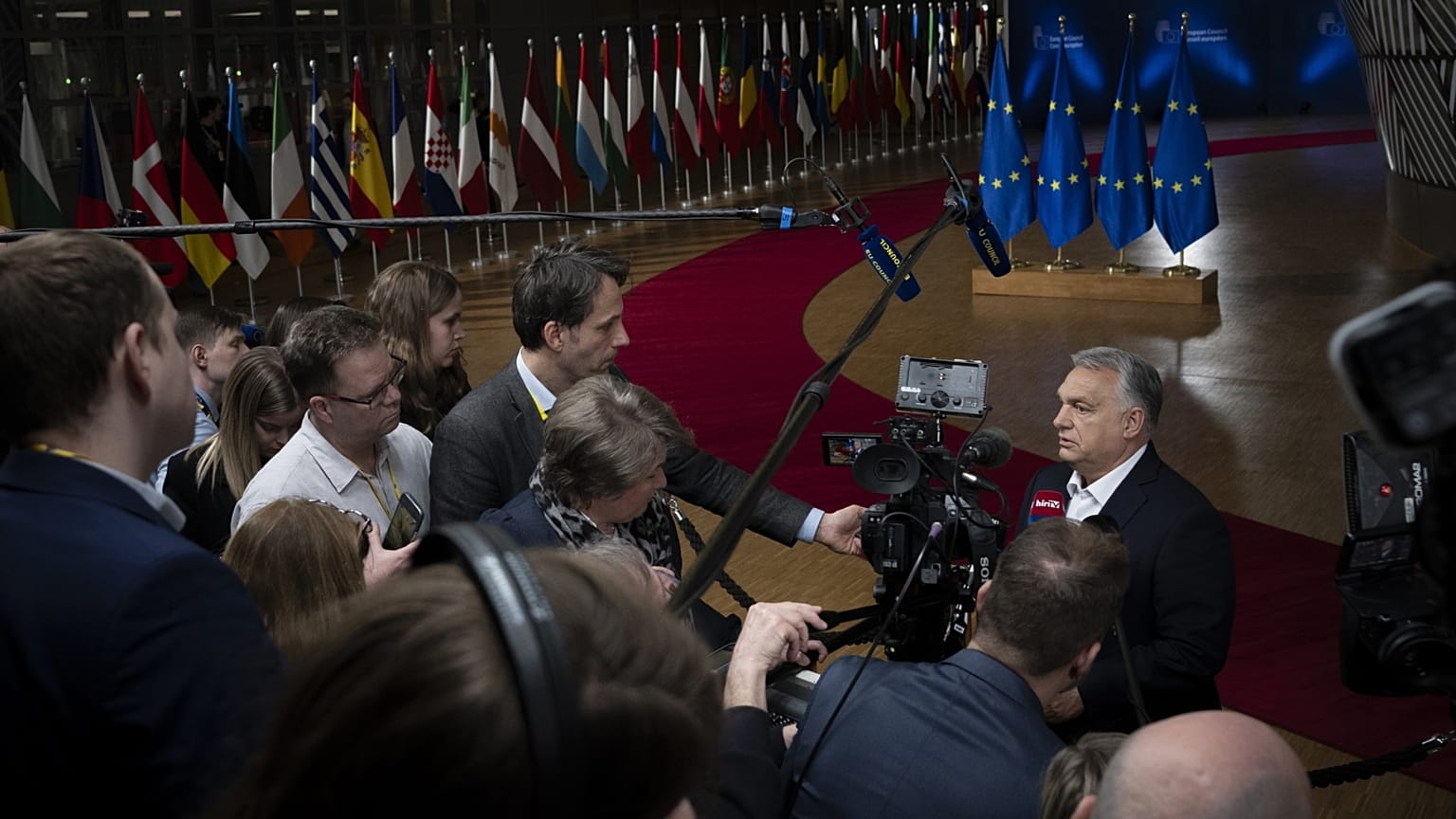 Orbán Viktor újságíróknak nyilatkozik a brüsszeli EU-csúcson