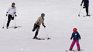 Des vétérans ukrainiens amputés apprennent le ski adapté en Oregon