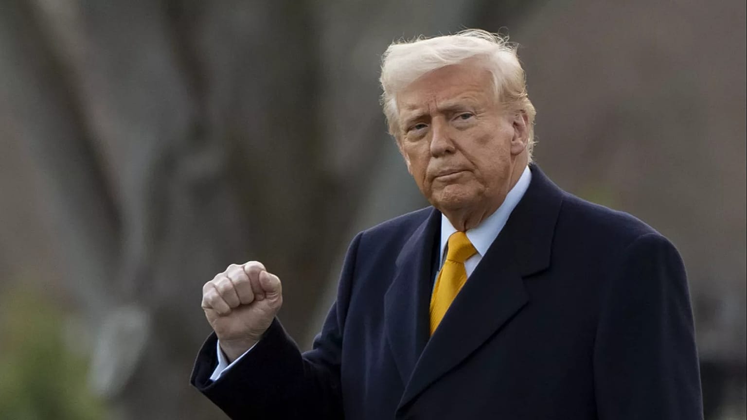 Il presidente Donald Trump stringe il pugno prima di partire con il Marine One dal South Lawn della Casa Bianca, Washington, Usa, 7 marzo 2025