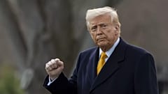 Präsident Donald Trump pumpt seine Faust, bevor er mit Marine One vom South Lawn des Weißen Hauses abfährt, Freitag, 7. März 2025, in Washington