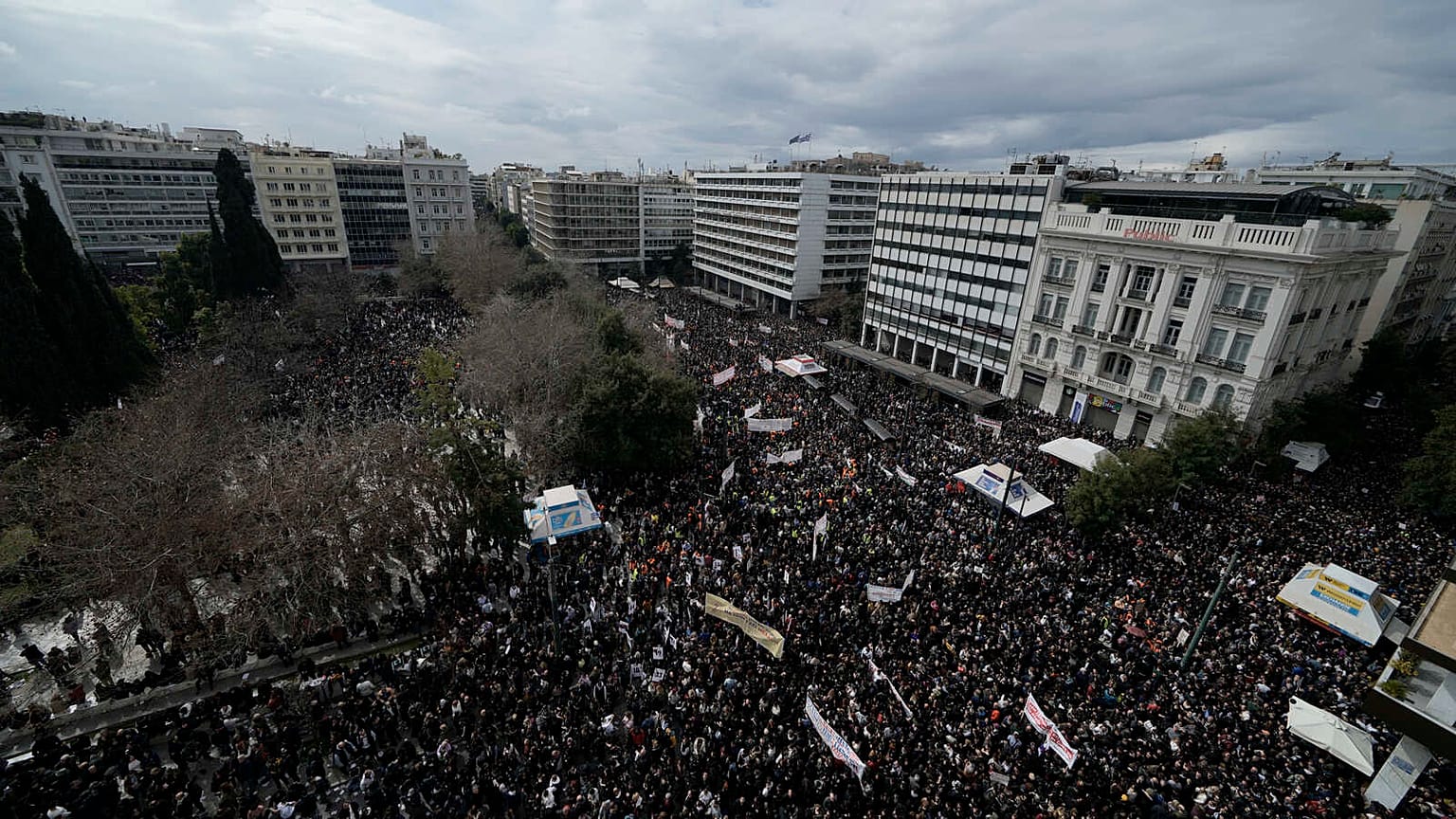 Demonstranten versammeln sich auf dem Syntagma-Platz im Zentrum von Athen, Griechenland, anlässlich des tödlichen Zugunglücks vor zwei Jahren, Freitag, 28. Februar 2025