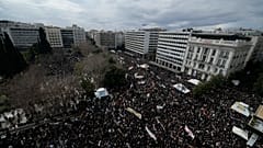 Demonstranten versammeln sich auf dem Syntagma-Platz im Zentrum von Athen, Griechenland, anlässlich des tödlichen Zugunglücks vor zwei Jahren, Freitag, 28. Februar 2025