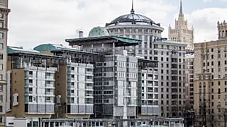 DATEI - Das Gebäude der britischen Botschaft, Mitte, und das Gebäude des russischen Außenministeriums, zweite von rechts, in Moskau, 16. März 2018.