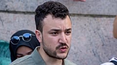 Öğrenci müzakereci Mahmoud Khalil, New York'taki Columbia Üniversitesi kampüsünde 29 Nisan 2024 tarihinde Filistin yanlısı bir protesto kampında görülüyor.