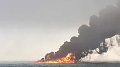 Una densa humareda sale de un petrolero que chocó contra un carguero en el mar del Norte
