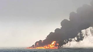 Una densa humareda sale de un petrolero que chocó contra un carguero en el mar del Norte