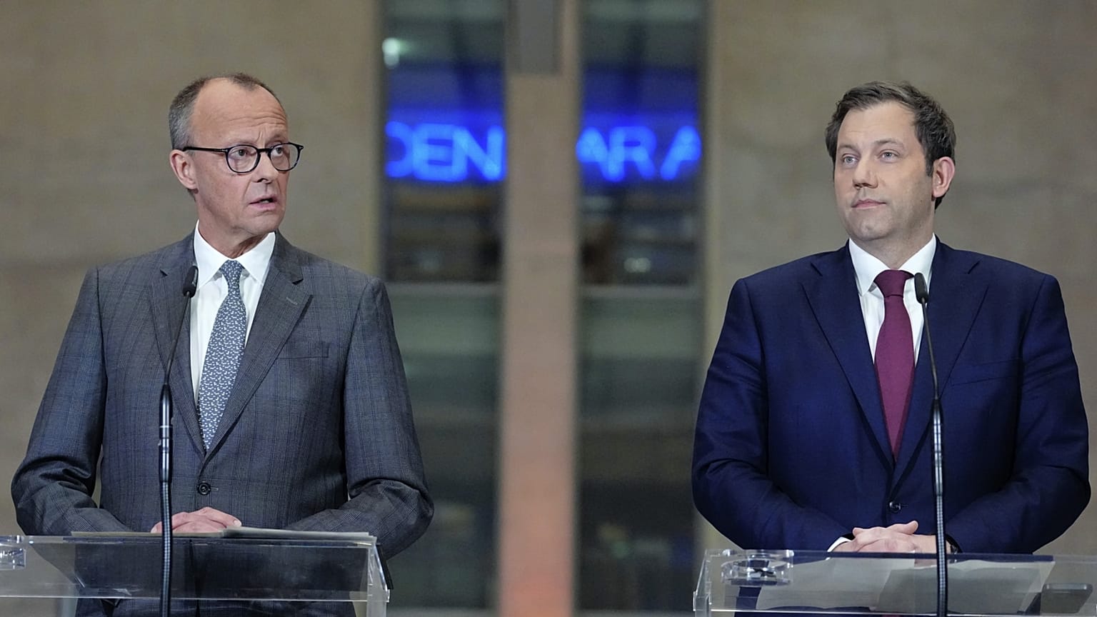 Friedrich Merz, a CDU és  Lars Klingbeil, az SPD elnöke Berlinben